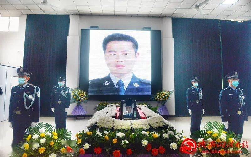泪别英雄渭南各界痛别因公牺牲民警张周亮组图