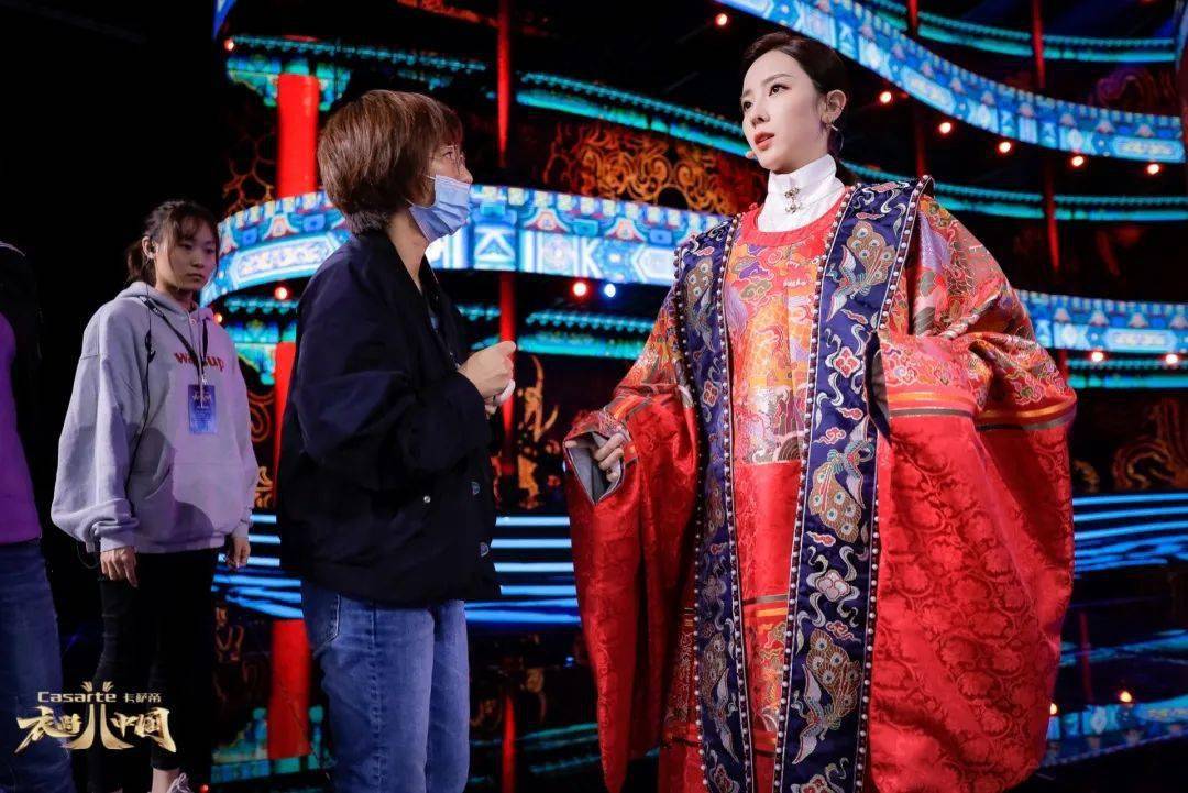 进入职业生涯的第10年李思思选择跨界制作衣尚中国