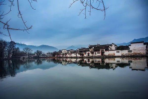 (4)遊覽完畢後驅車前往黃山腳下湯口鎮,安排住宿;(5)晚上酒店入住後