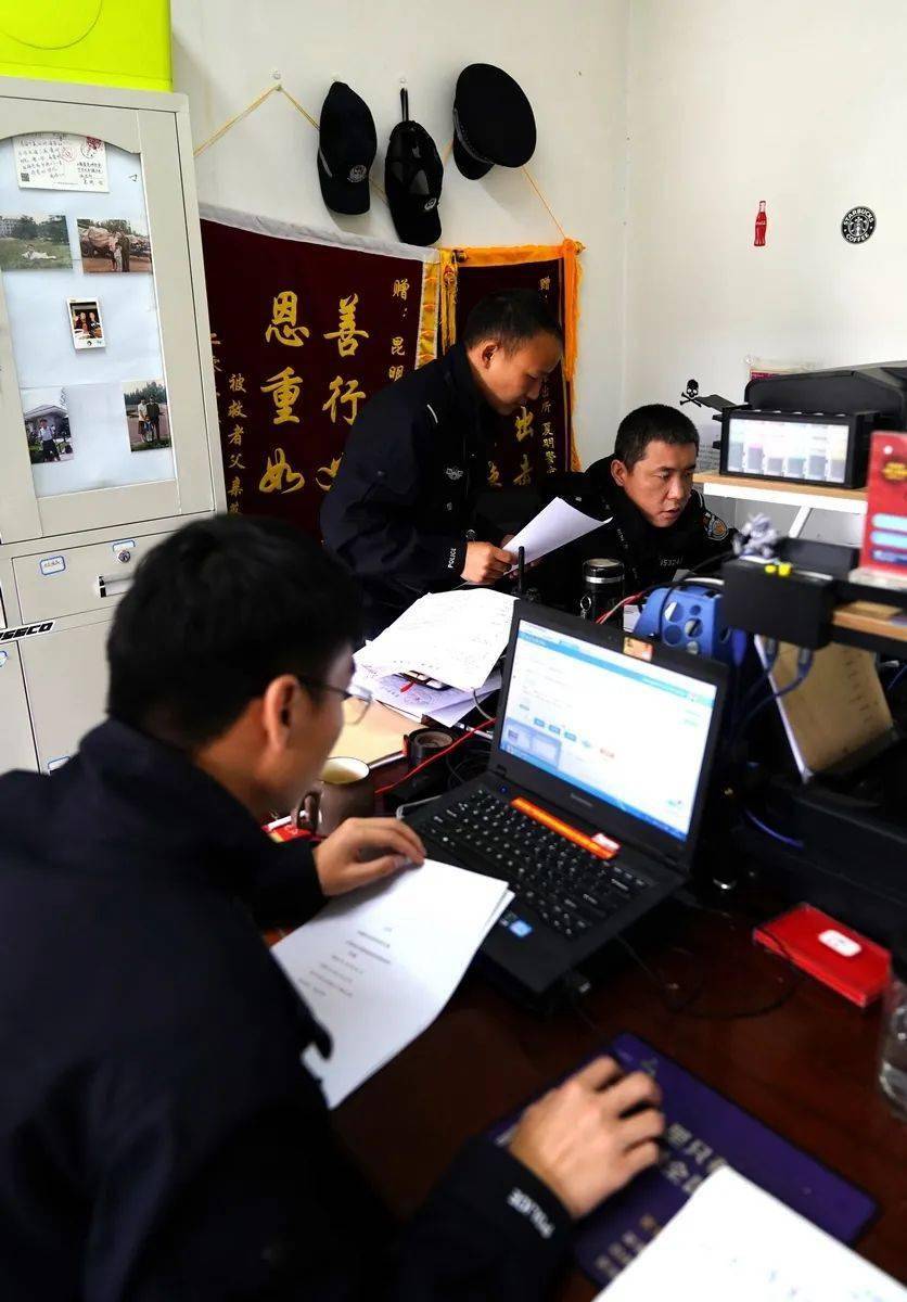 狭小的刑侦办公室不足9平方米,却有6个人在其中热血沸腾.
