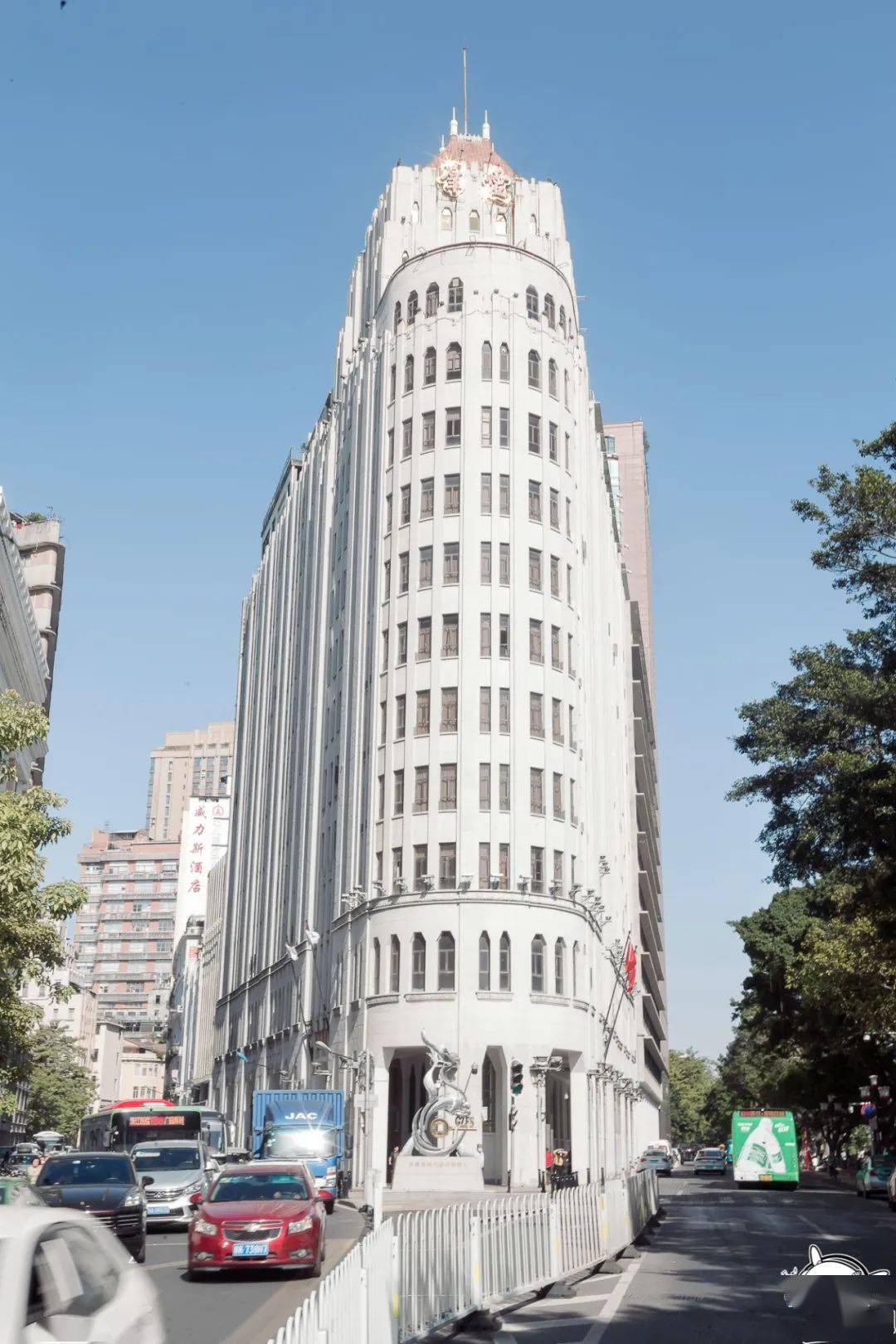 "80年前, 开创广州高层建筑新纪元" ■爱群大厦借鉴纽约伍尔沃期