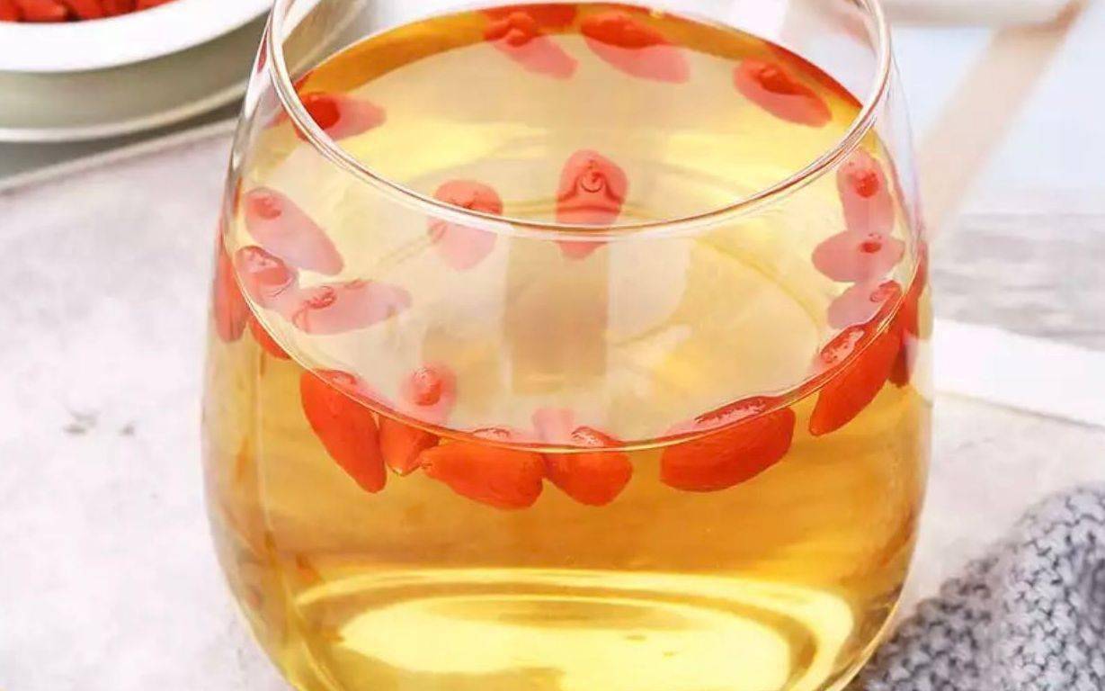 "保温杯里泡枸杞"不能完全发挥营养价值 吃掉才是正确养生选择