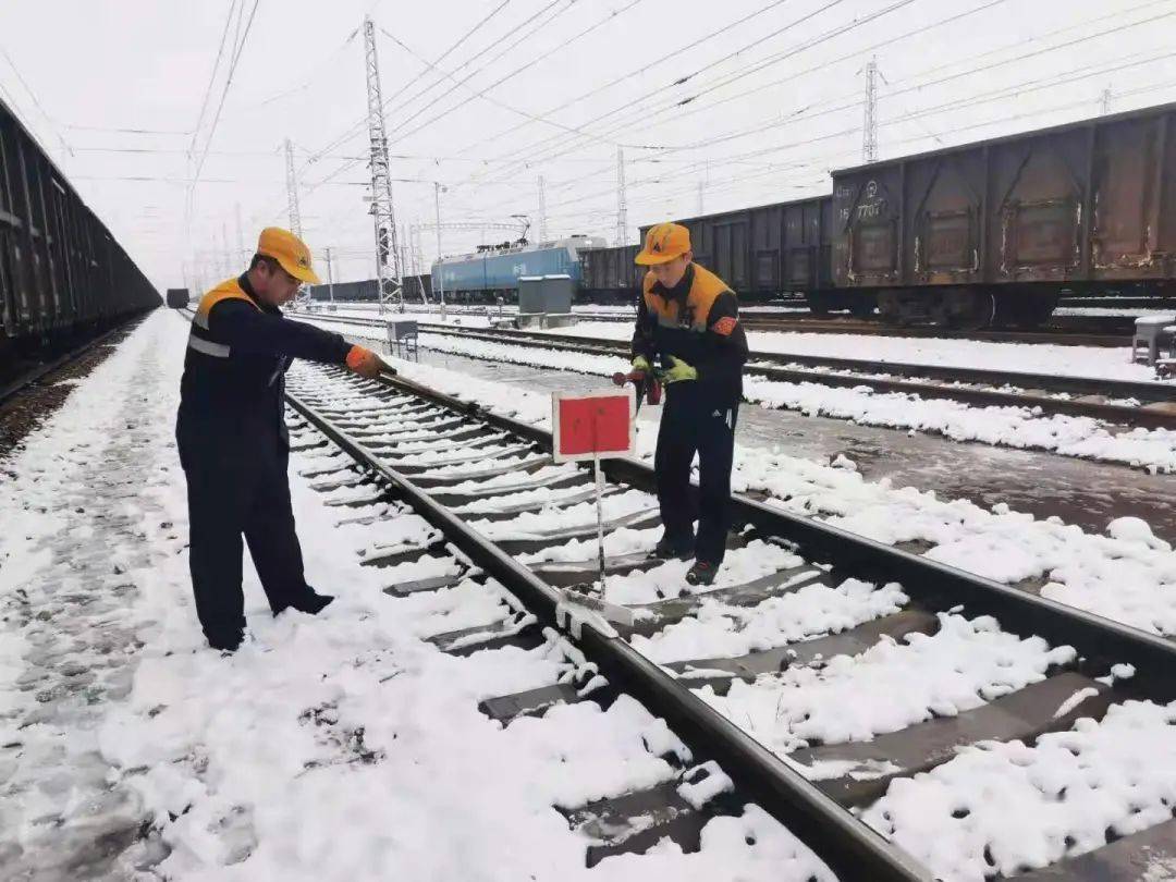 该段以雪为令,立即组织干部职工利用天窗上线巡视检查行车设备和融雪