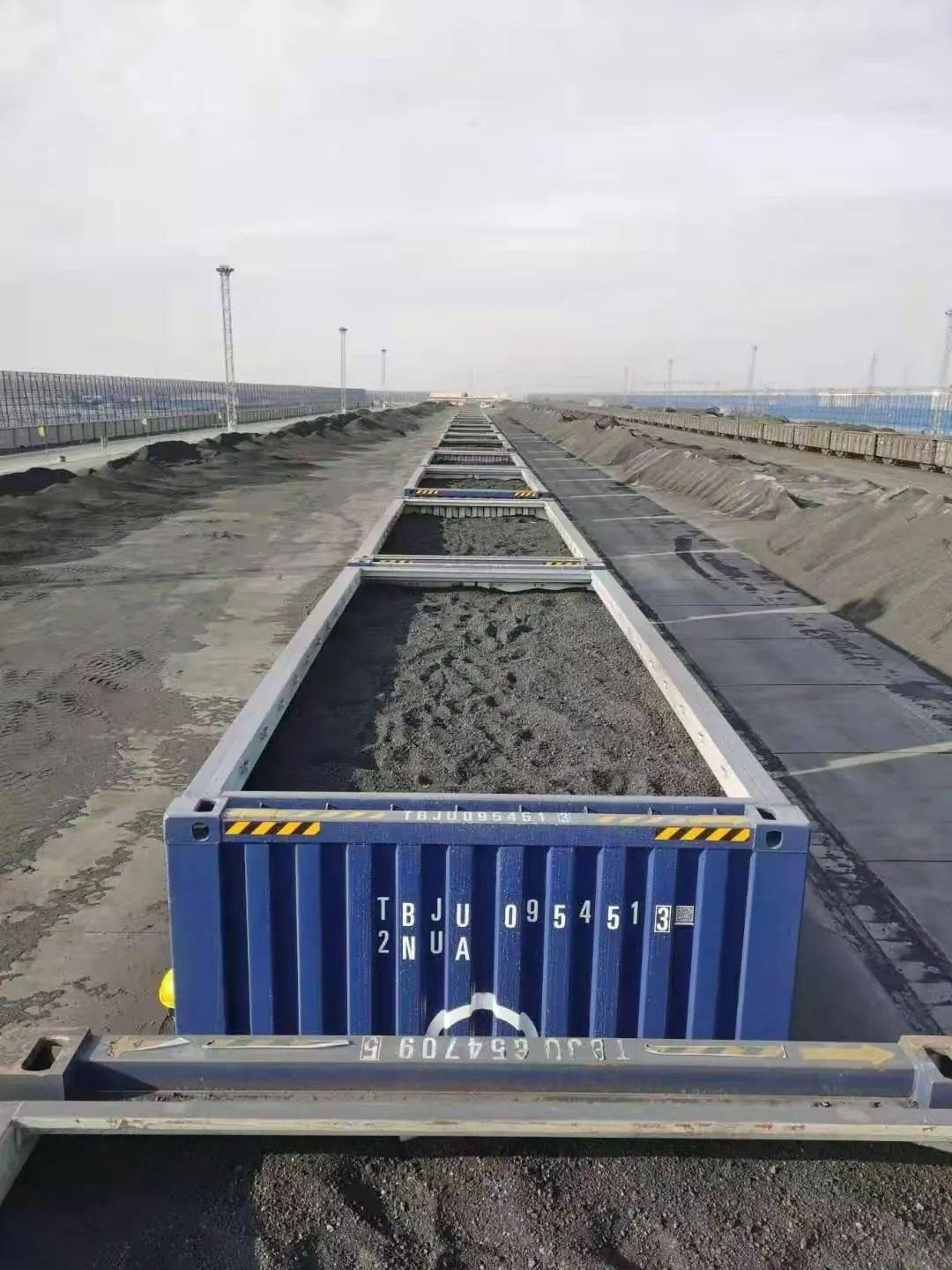 红淖铁路首列敞顶箱煤炭顺利发运