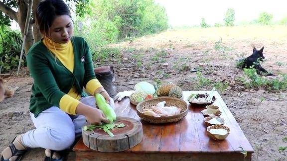 柬埔寨乡村美食美妞来做菠萝鸡啦