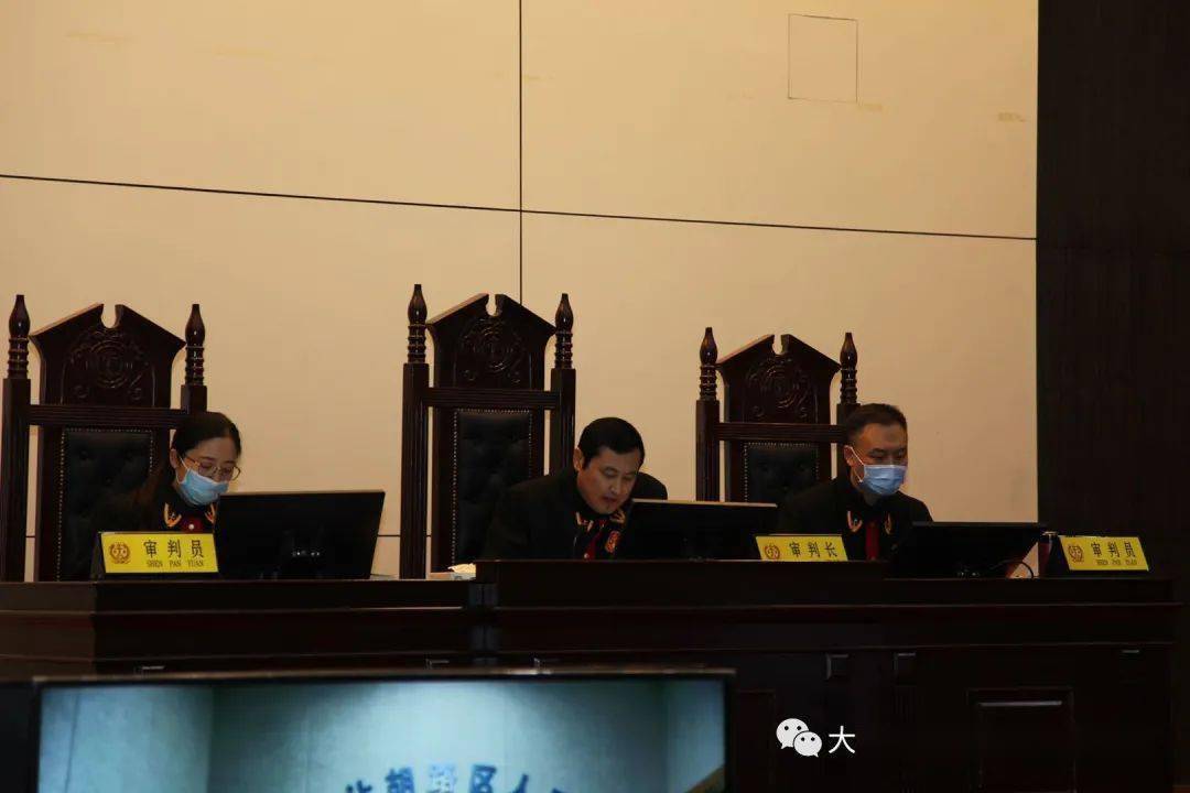 让胡路区人民法院公开开庭审理绥化张某等10人涉黑案件_手机搜狐网