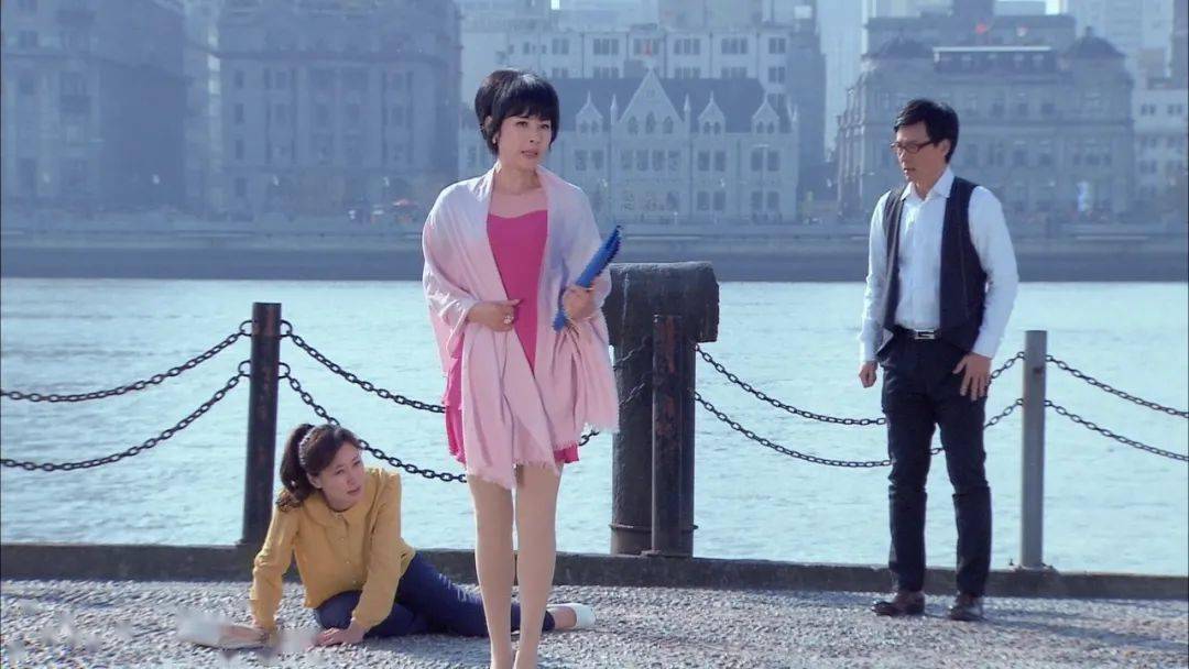 而正在新天地剧场热播的《璀璨人生》中,余玥和杨曼萍原本是一对好