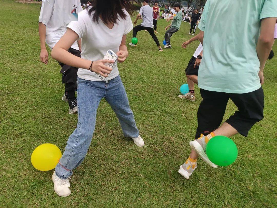 踩气球开心到停不下来每人脚上绑一个气球,互相踩气球.
