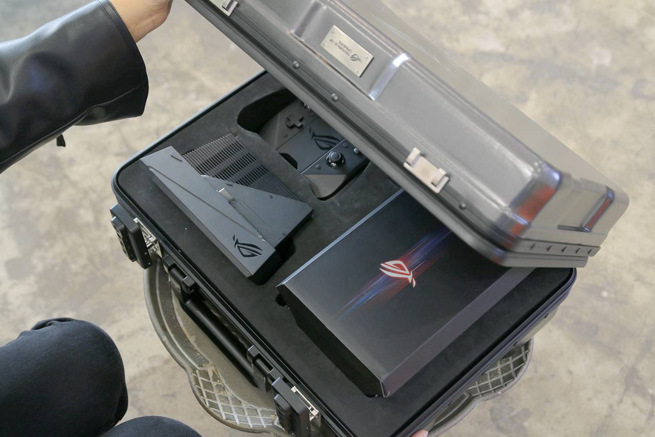 在这我要告诉大家:有的,那就是今天正要开箱的rog游戏手机3电竞装甲