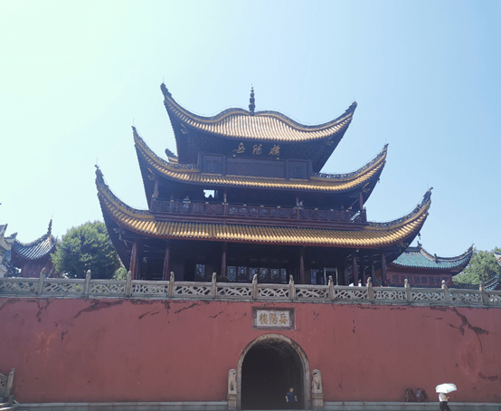 信步经过双公祠,玉衡亭,临风阁,碑廊,没想到一晃就到了主楼.