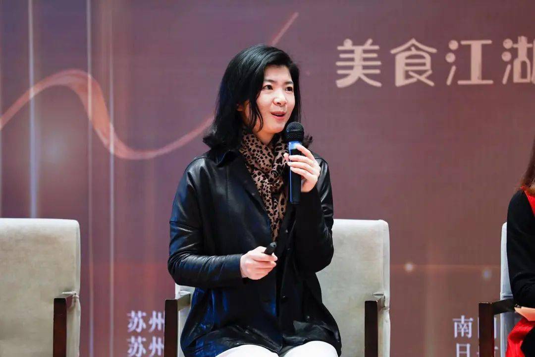 苏州市烹饪协会会长金洪男相继登台发言倡议;苏州市商务局,市烹饪协会