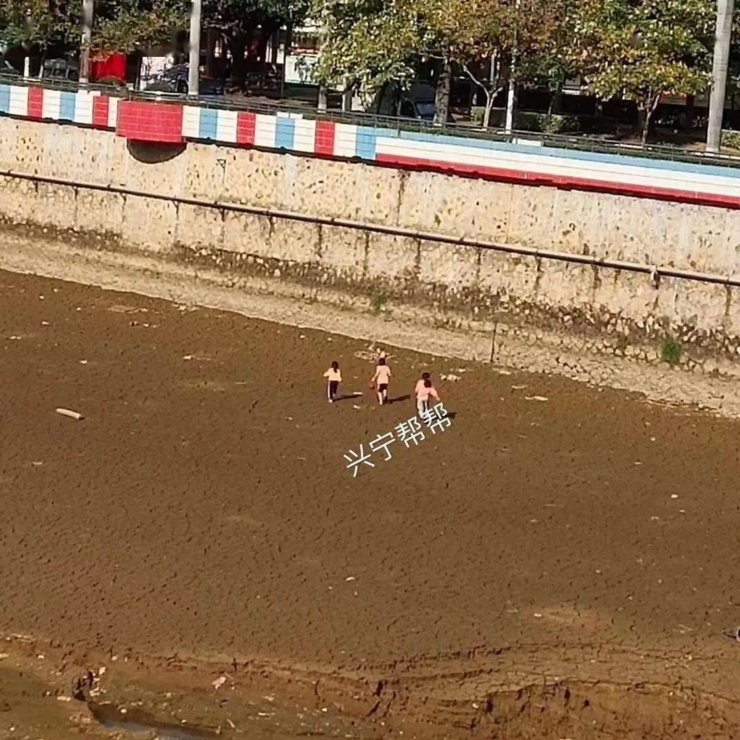兴宁海燕大桥下面有小孩下河玩耍,太危险了,家长们要注意了!