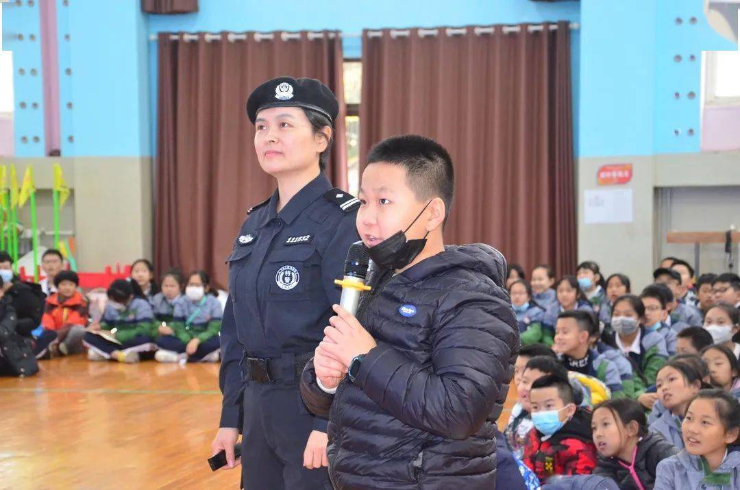 女子特警進校園安全防範護平安青島特警五大隊走進新世紀市北學校