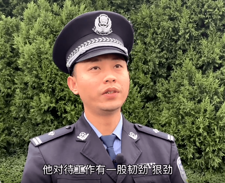 张周亮的办公桌上还放着一沓工作报表警服还挂在椅背上一旁的办公柜里