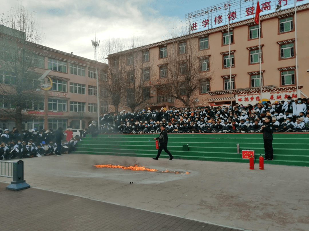 04 11月23日,理塘县第二中学开展了优秀教师展示课,师带徒汇报课