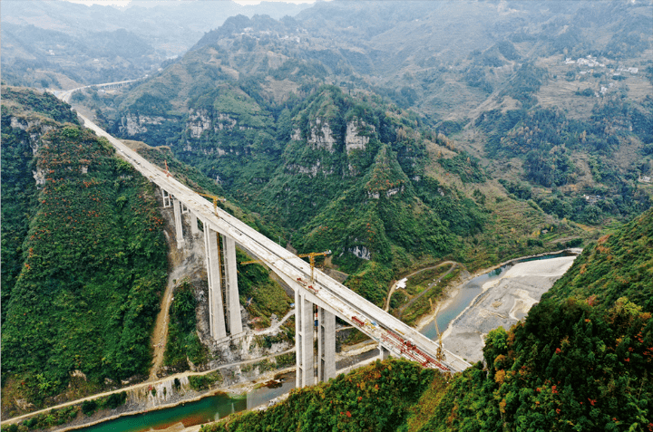 郁江河特大桥全幅贯通 11月17日,黔(江)至石(柱)高速公路控制性工程