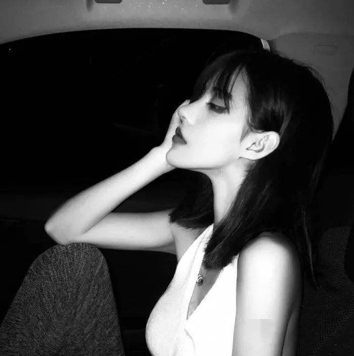 【微信头像】女半身黑白