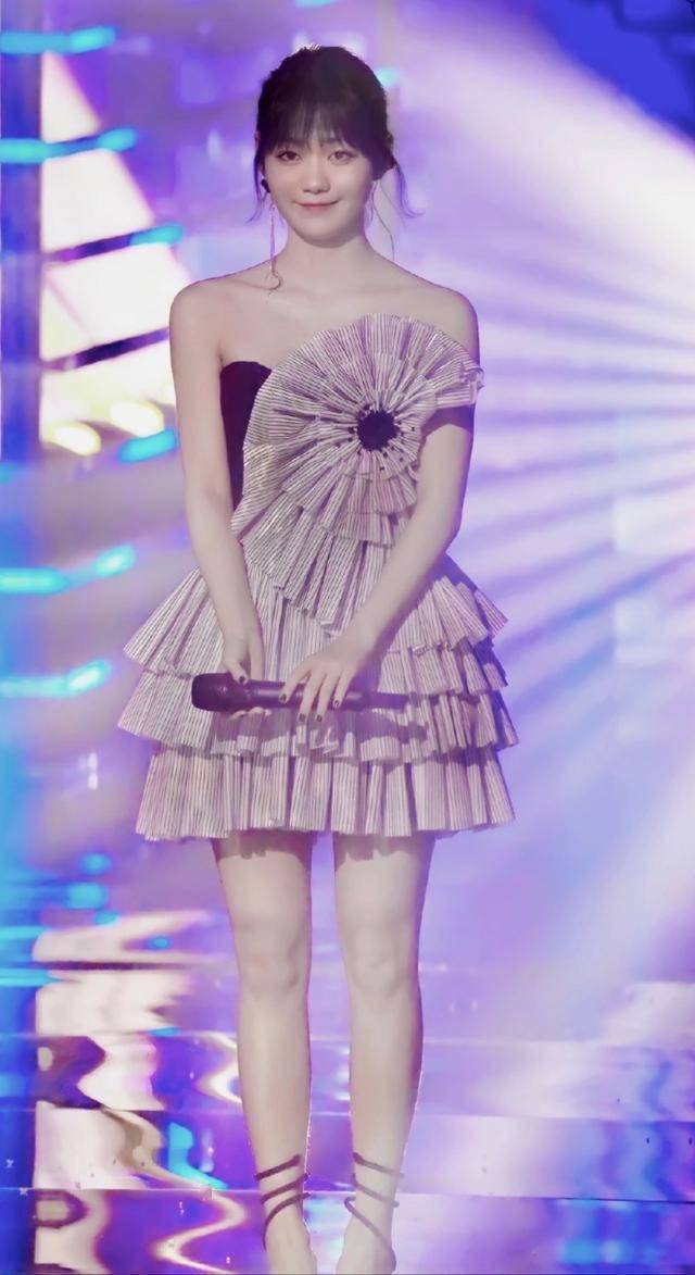 段奥娟真不愧是女团界黑马如今穿上螺旋裙美得像换了个人
