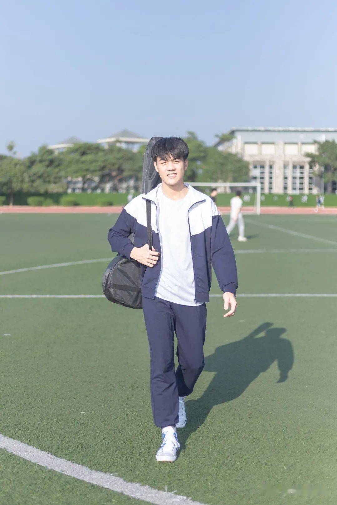 快来穿上这身校服,开启你的东软之旅吧~ps:新校服为自愿购买,具体购买