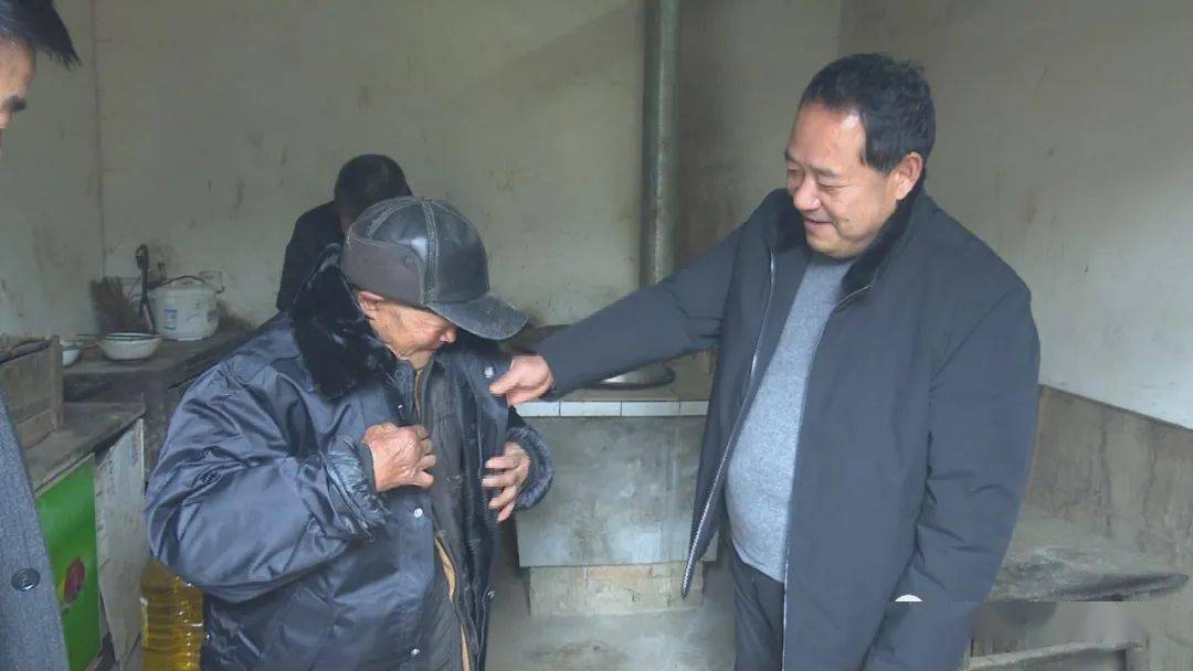 陈正斌深入基层调研集中和分散特困供养老人冬季生活安排工作