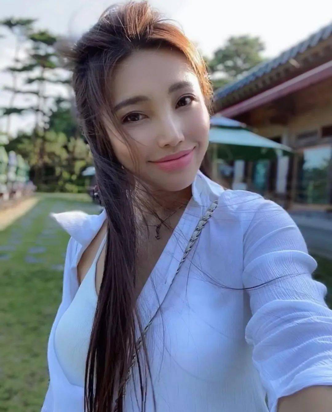 她苦练六年钢管舞和瑜伽,终于练出绝美身材,网友:太馋这身子了!