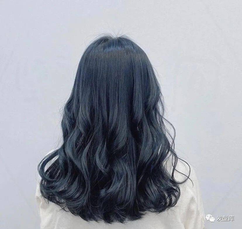 秋冬更适合来一款发尾烫