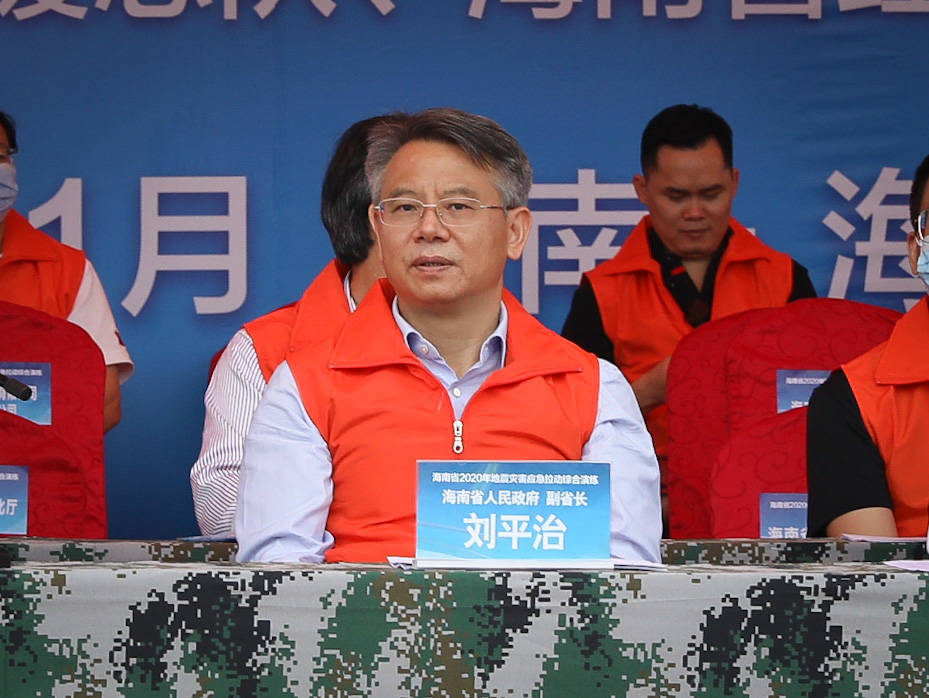 省抗震救灾指挥部指挥长,副省长刘平治省应急管理厅厅长巴特尔返回