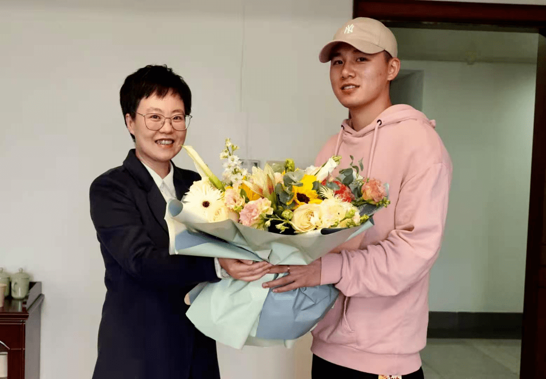 区领导看望慰问优秀运动员林俊敏