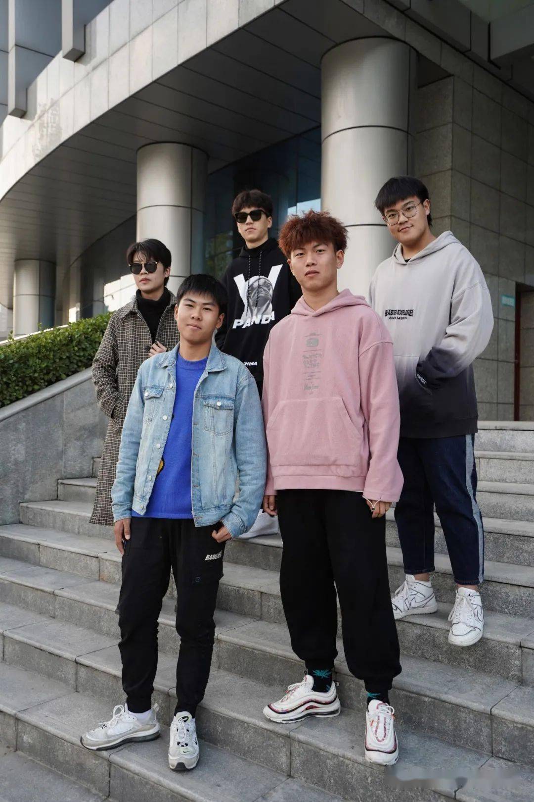 叫上自己美美的好朋友 在民生操场上拍一张美图吧! 诶?那么男生呢?