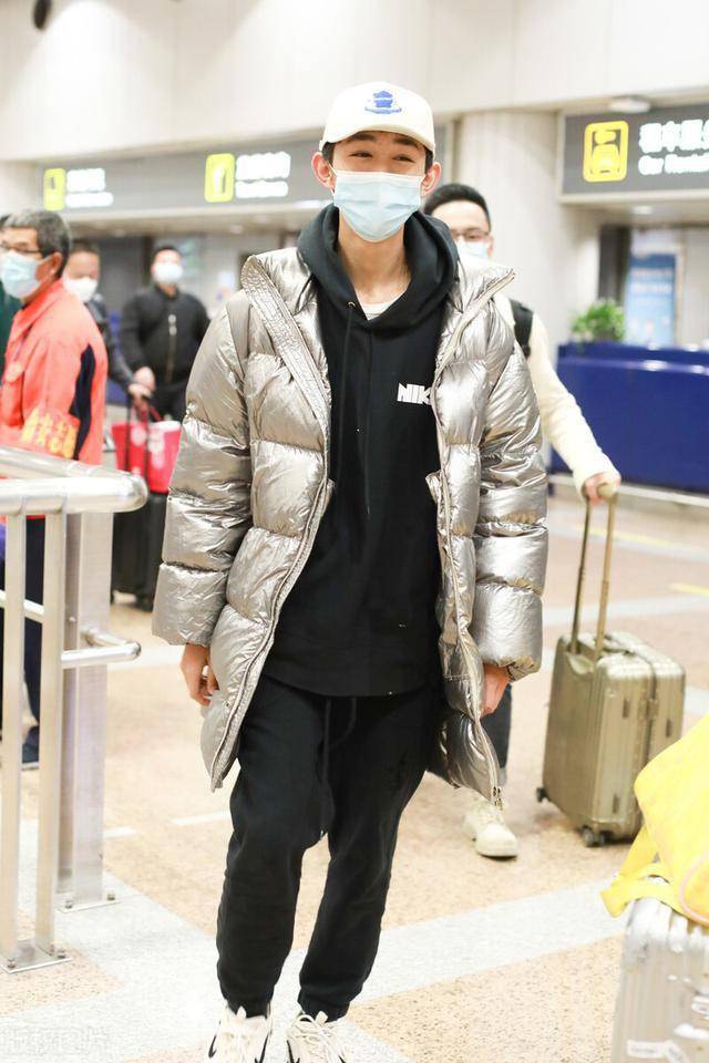 荣梓杉穿黑色连帽卫衣搭配银色羽绒服现身小小帅哥一枚