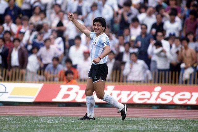1986世界杯次战,马拉多纳打进一球,帮助球队1