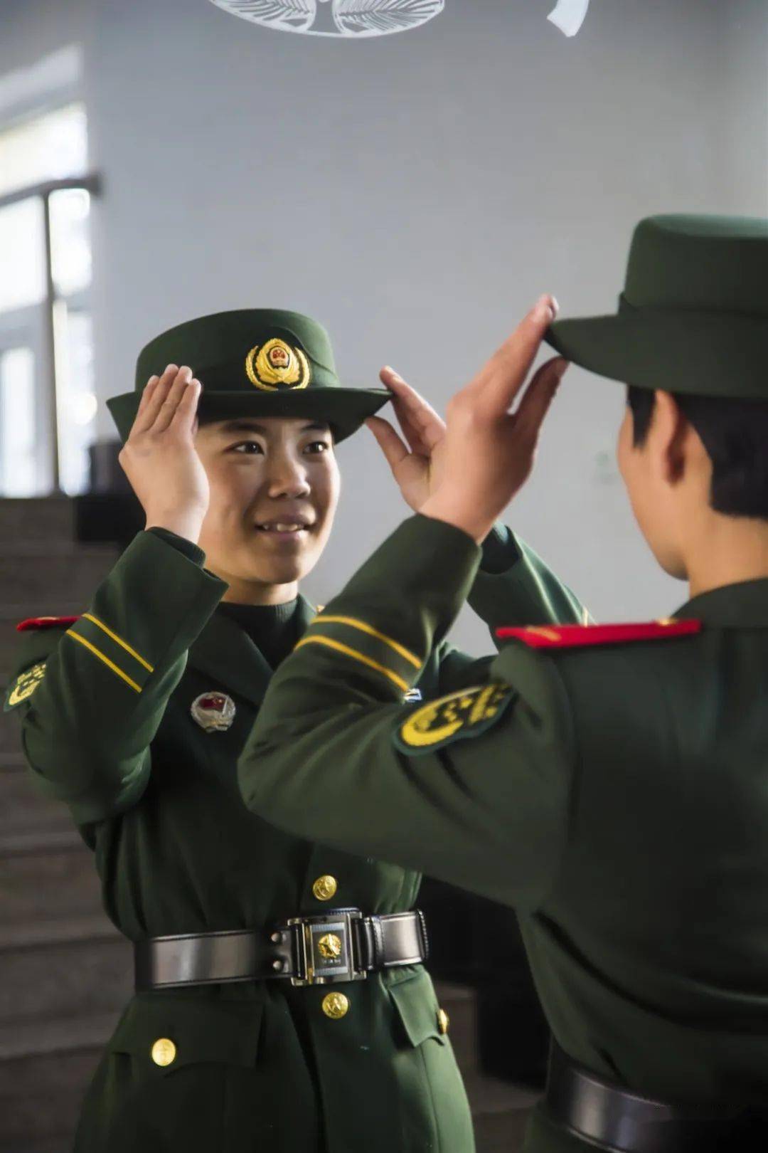 铿锵玫瑰初长成女兵们入伍前后蜕变令人惊艳