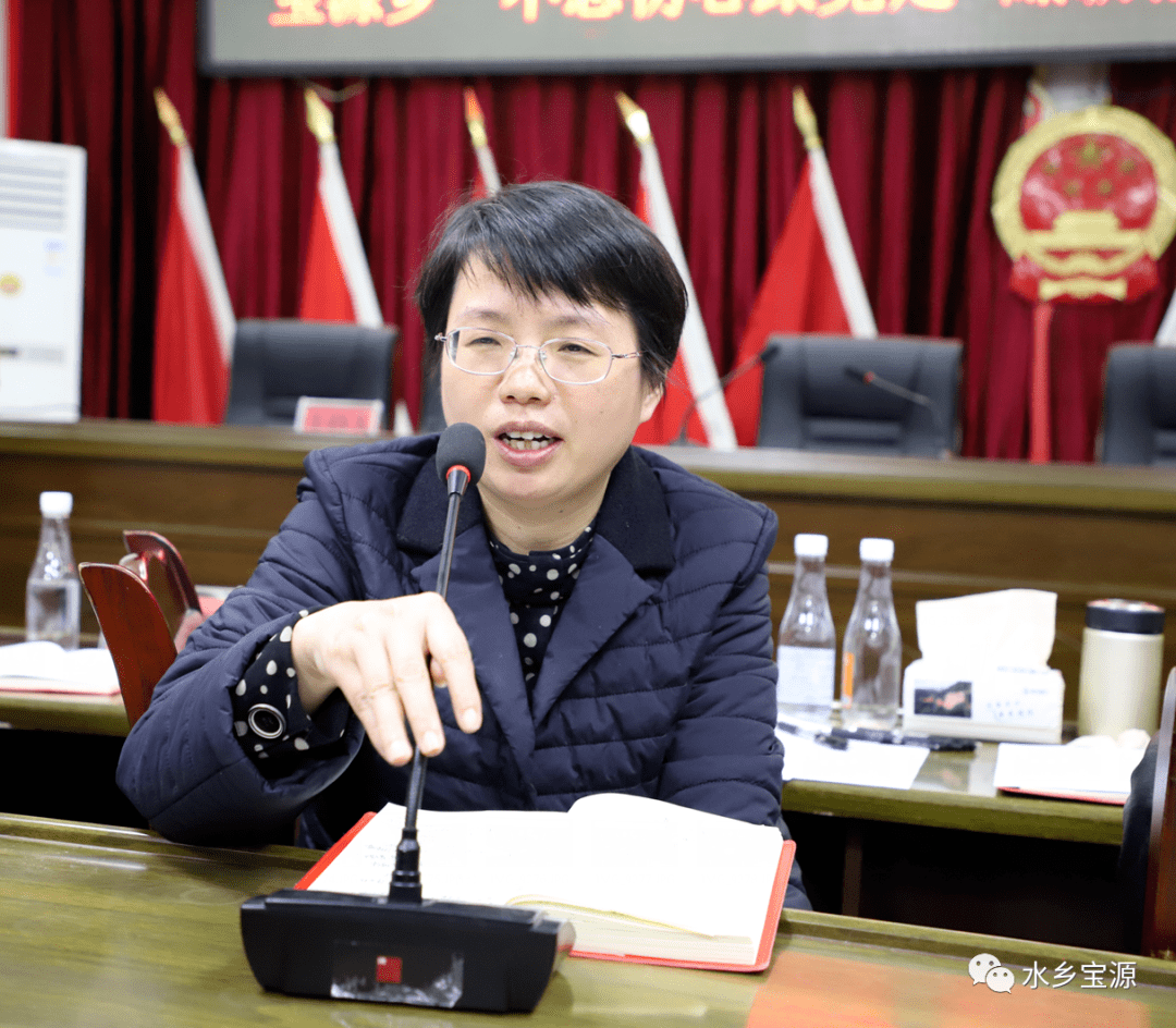 乡党委书记雷小容总结点评比赛现场气氛热烈精彩,17名选手紧扣主题