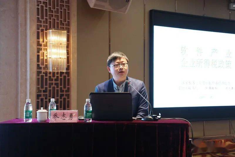 会议期间,郑州航空港经济综合实验区税务局乔志勇围绕政策内容,适用