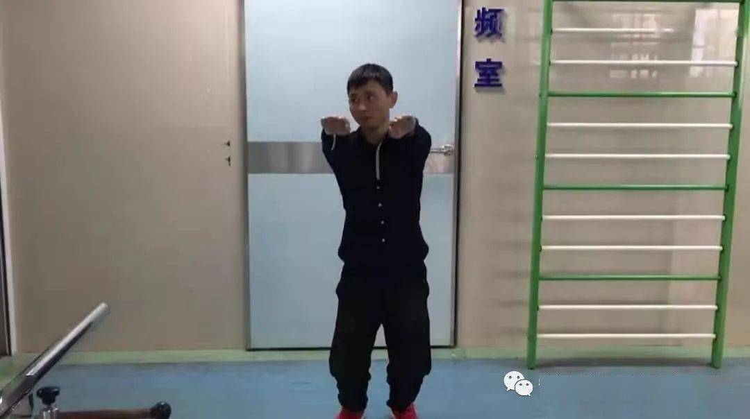 右向水平眼震i度,左侧甩头试验仍可见纠正性扫视,加强romberg试验阳性