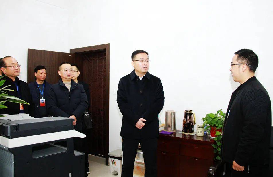 镇巴县长叶稳太到县财政局调研财税工作