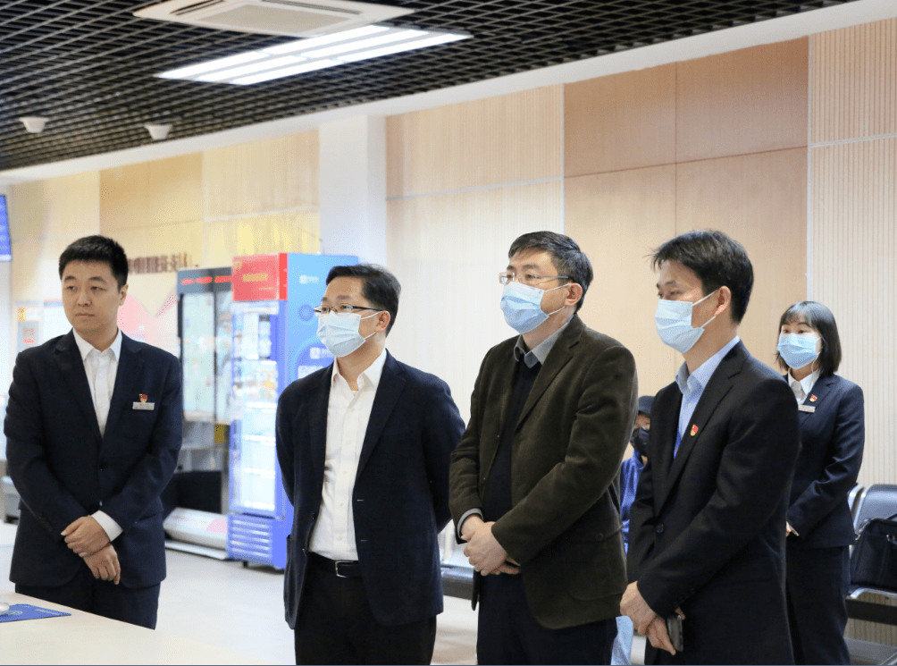 区委副书记,代区长冯晶调研区审管办工作