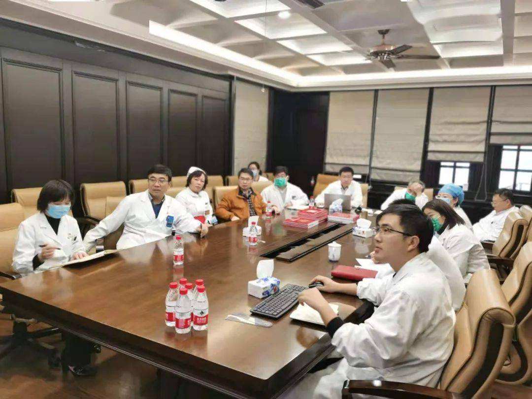 于是,光华医院院长肖涟波,刚刚走下手术台的关节外科主任欧阳桂林