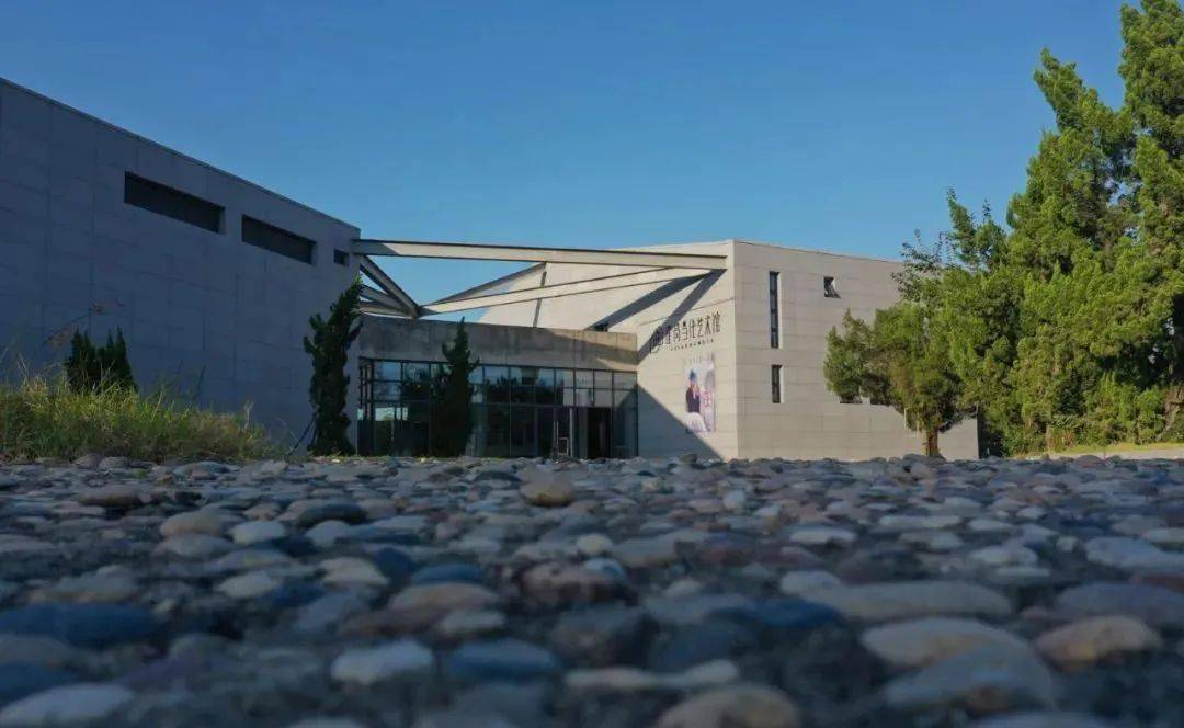 目前,占地面积约10亩的崔岗当代艺术馆已建设完毕并投入使用;音乐创意