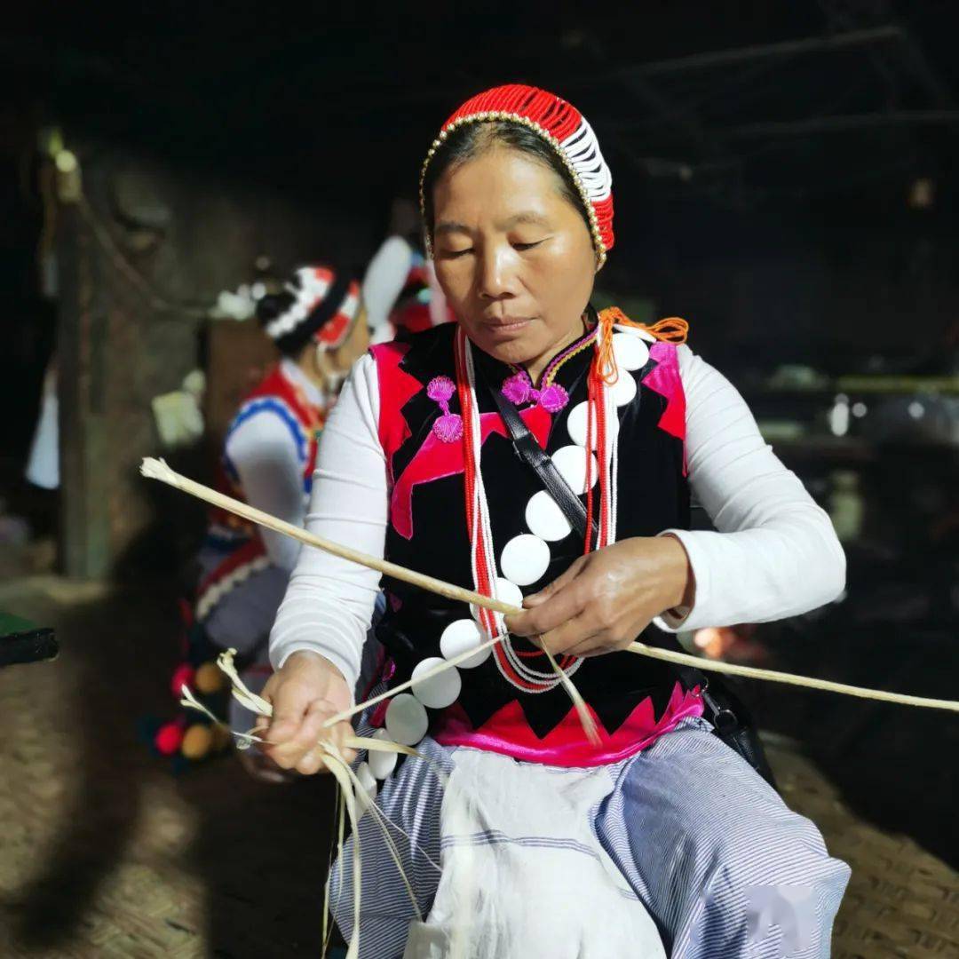 晒麻皮撕麻线手搓麻线麻线浸水机绕麻线团麻线绕工字架晾晒加入灶灰煮