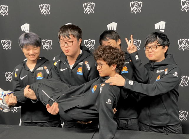 sn队伍核心指挥离队!蛇蛇:焕烽你拼命努力的样子真的太激励!_swordart