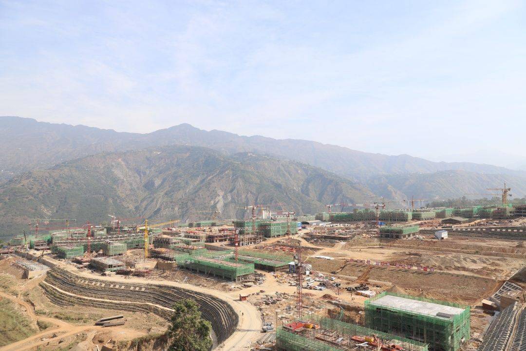 高峰到溜姑乡鲁吉镇大崇镇督导水电移民相关工作