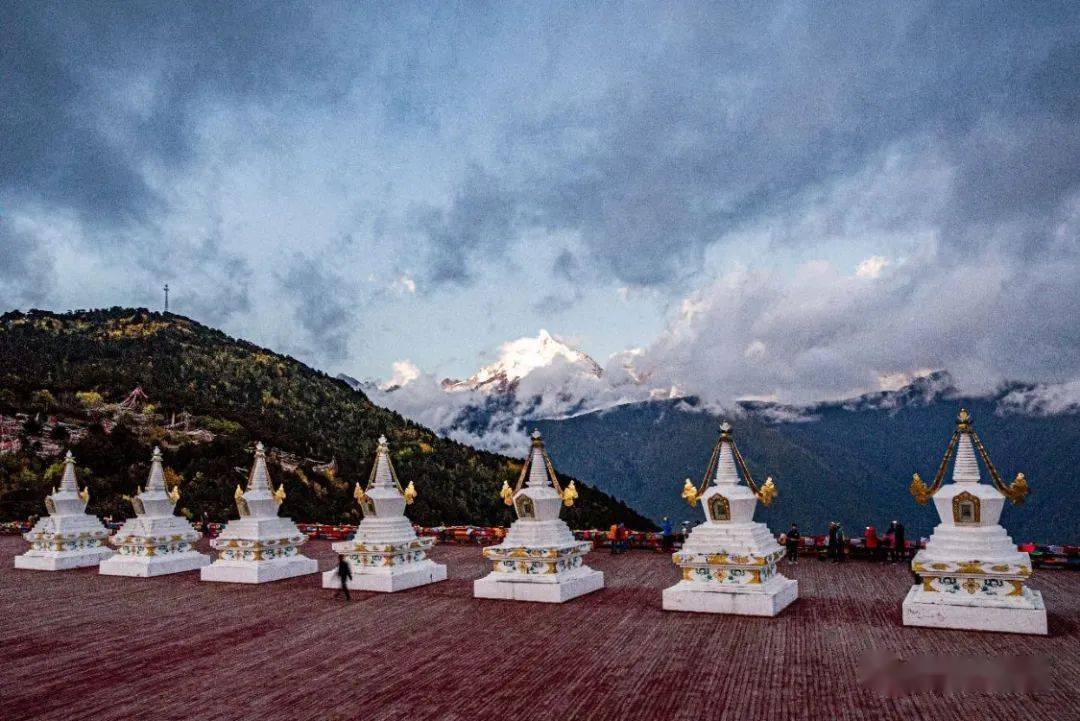 观梅里雪山日出,中国最美的雪山之一,运气极好才能看到日照金顶