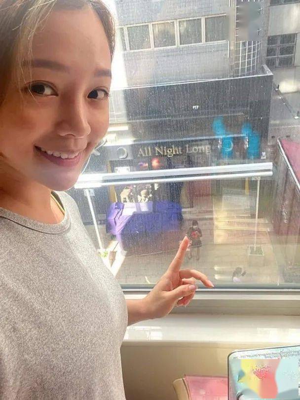 父亲突然离世 陈芷尤新加坡返港奔丧坐疫监