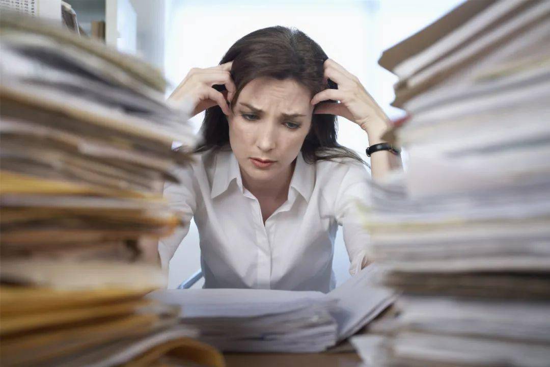 情绪低沉;此外,还有超过三分之一的职场女性因头痛,颈痛,背痛而苦恼