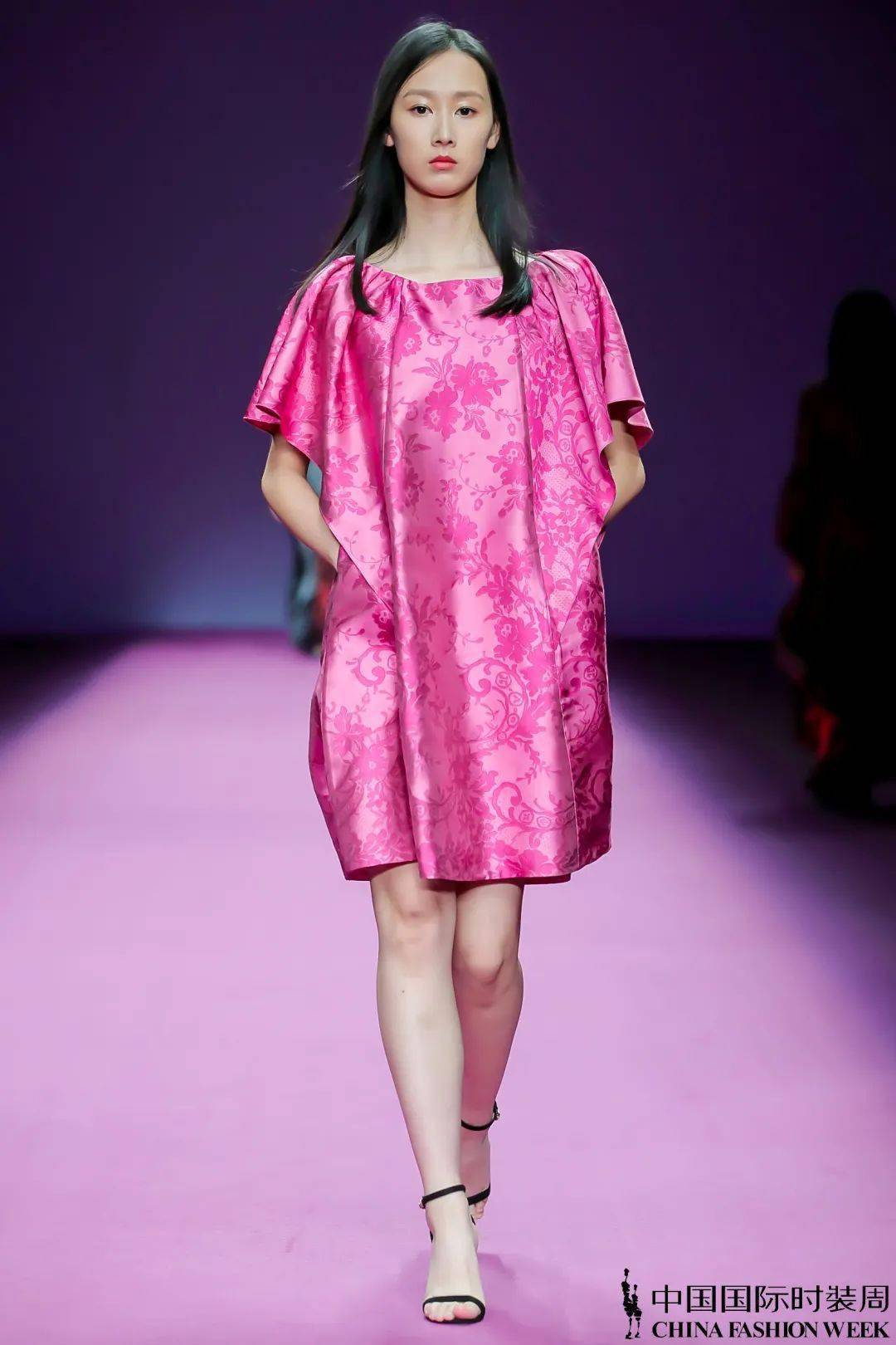 流行时尚2021春夏中国国际时装周流行款式分析