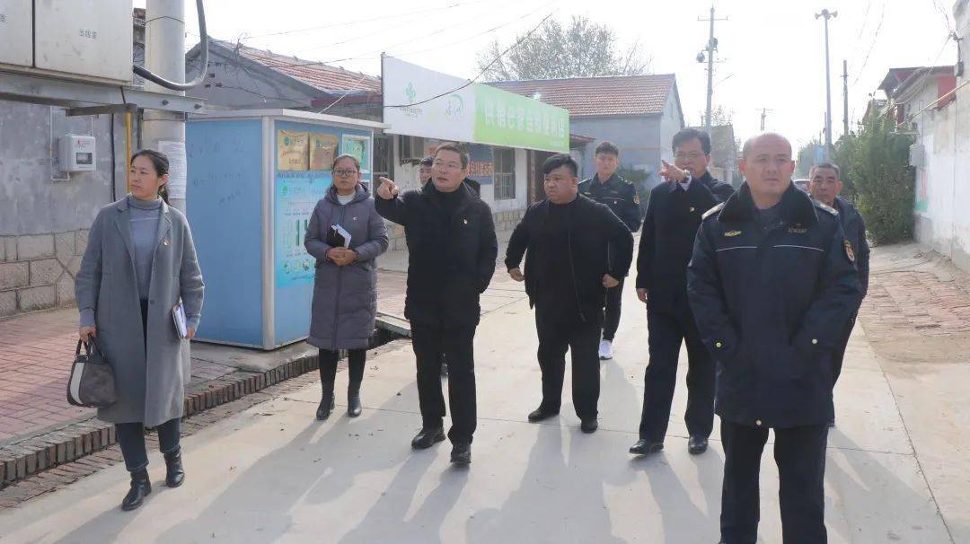 万国勇一行首先在局派驻"第一书记"杨军与村党支部书记刘陆军的带领下