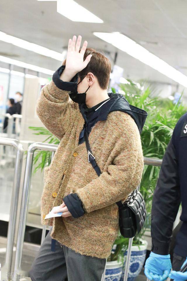 汪苏泷穿针织v领开衫现身机场面戴墨镜也挡不住文艺范