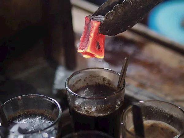 在印尼街头点了杯炭烧咖啡老板夹块木炭怼到了我嘴里