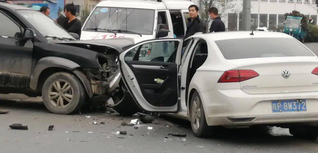 突發宣城一地發生車禍車頭都撞沒了